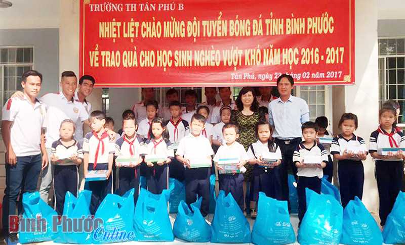 CLB bóng đá Bình Phước tặng 20 phần quà cho học sinh nghèo vượt khó