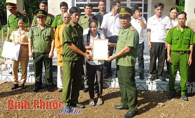 Học tập v&agrave; l&agrave;m theo B&aacute;c ở Đảng bộ C&ocirc;ng an Đồng Ph&uacute;