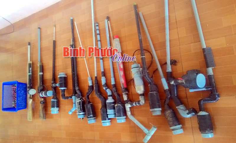 C&ocirc;ng an huyện Ph&uacute; Riềng chủ động thu gom vũ kh&iacute;, vật liệu nổ