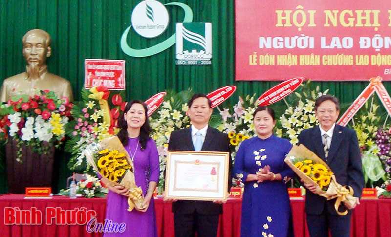 C&ocirc;ng đo&agrave;n cao su Đồng Ph&uacute; đ&oacute;n nhận Hu&acirc;n chương Lao động hạng Nhất