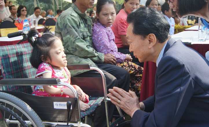 Cựu Thủ tướng Nhật Bản tặng 60 xe lăn cho người khuyết tật Việt Nam