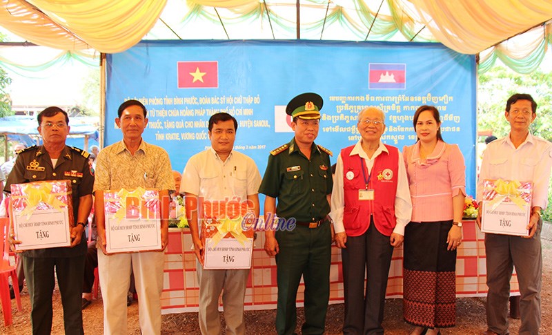 Khám, phát thuốc, tặng quà 300 người dân xã Pithanu, huyện Sanual, tỉnh Karatie