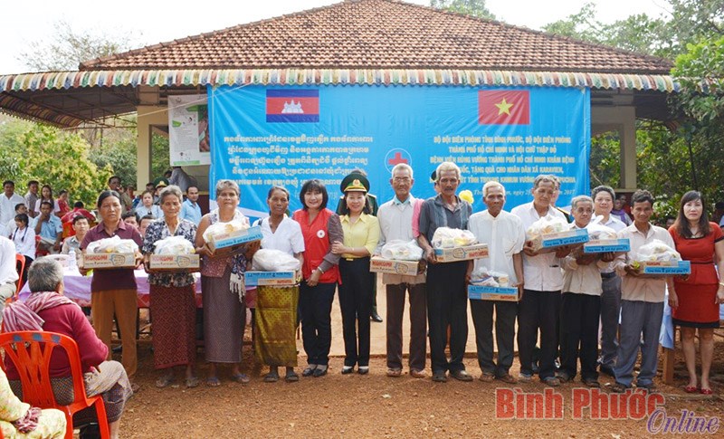 Kh&aacute;m bệnh, cấp ph&aacute;t thuốc miễn ph&iacute; cho nh&acirc;n d&acirc;n x&atilde; Karavien (Campuchia)