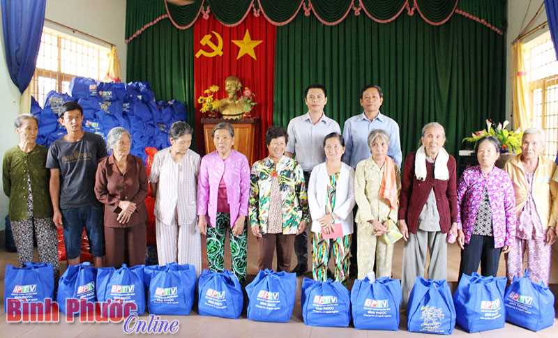 Đài PT-TH tỉnh Bình Phước tặng 200 suất quà cho người nghèo Bù Đốp
