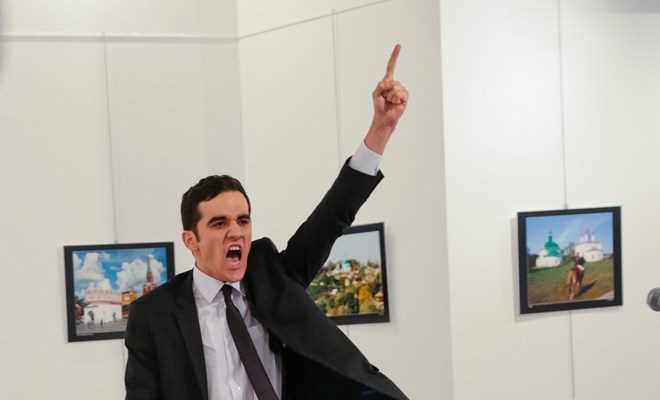 Bức ảnh chụp kẻ bắn chết đại sứ Nga giành World Press Photo 2017