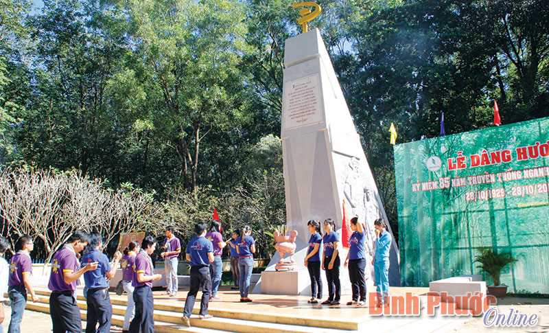 Đảng l&agrave; m&ugrave;a xu&acirc;n