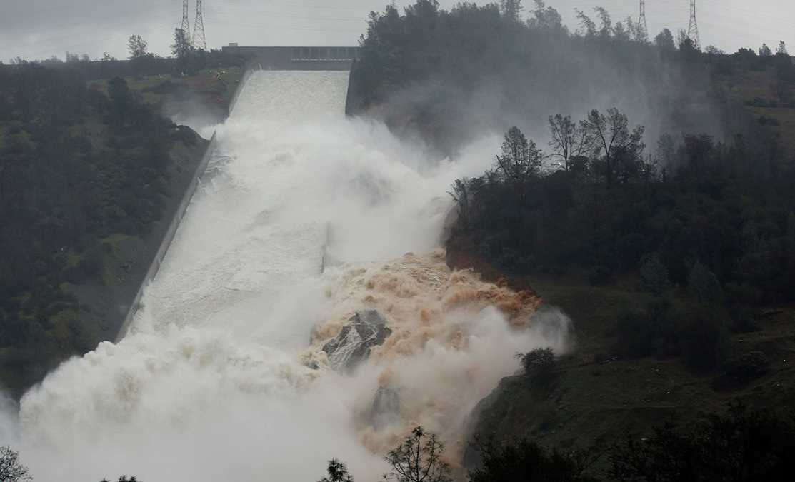 Dòng nước kinh hoàng từ con đập sắp vỡ ở California, Mỹ