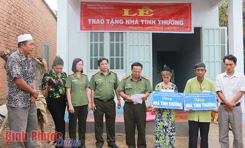 2 hộ đồng bào Chăm ở ấp Tân Phú được trao nhà tình thương