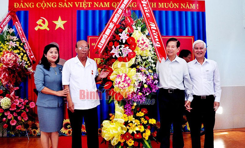 Đồng ch&iacute; Nguyễn Văn Sao được trao Huy hiệu 60 năm tuổi đảng