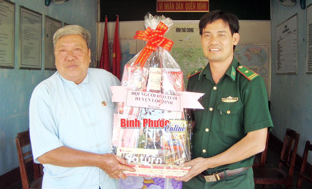 Bộ đội biên phòng với người cao tuổi Lộc Ninh