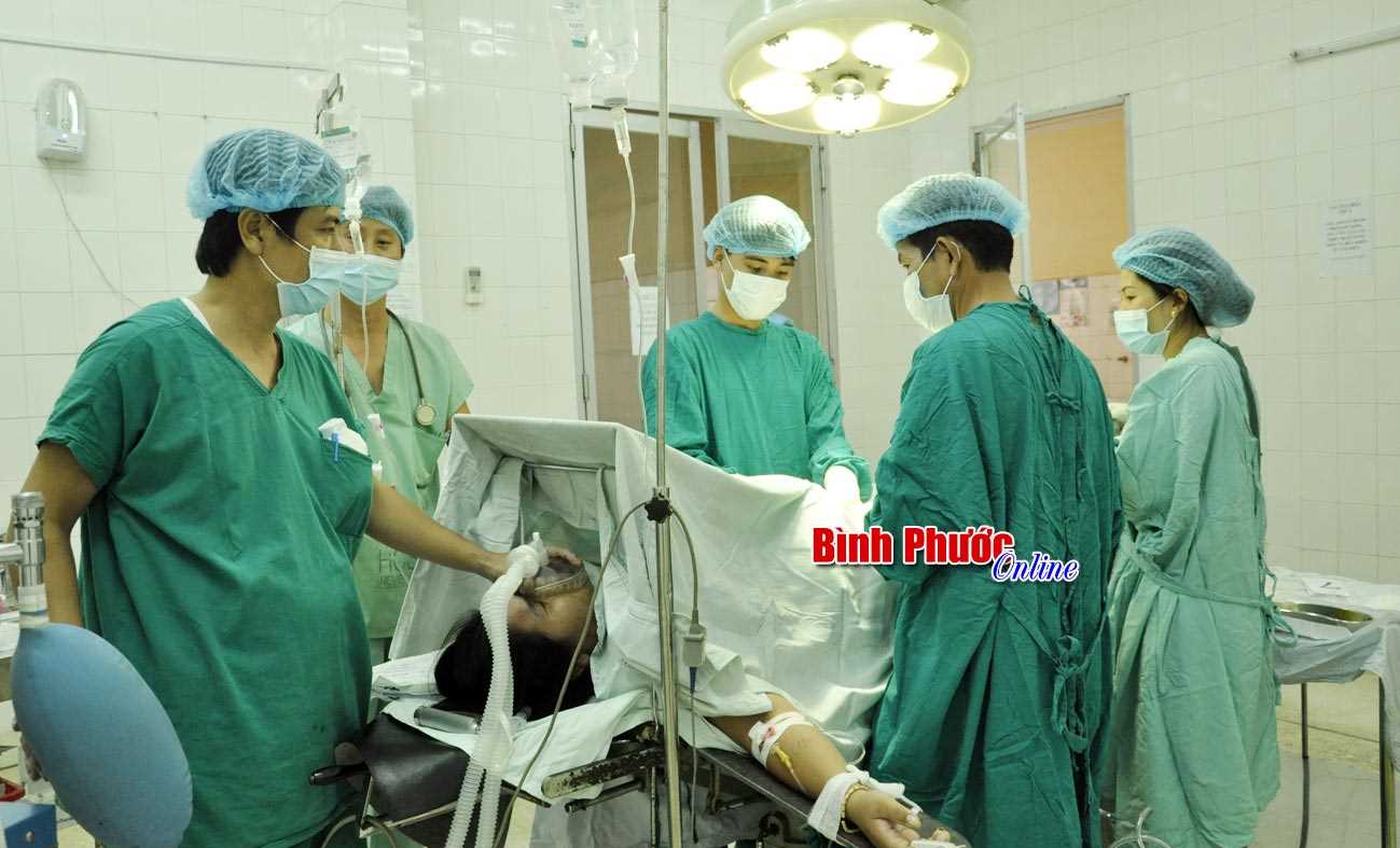 Những y, bác sĩ đón tết trong… tiếng khóc