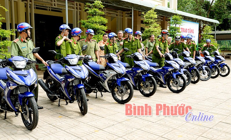 Trao phương tiện hỗ trợ phòng, chống tội phạm cho công an 5 huyện, thị xã
