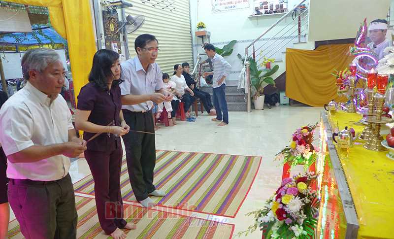 Lãnh đạo thị xã Đồng Xoài thăm, động viên gia đình nạn nhân tử vong do hỏa hoạn