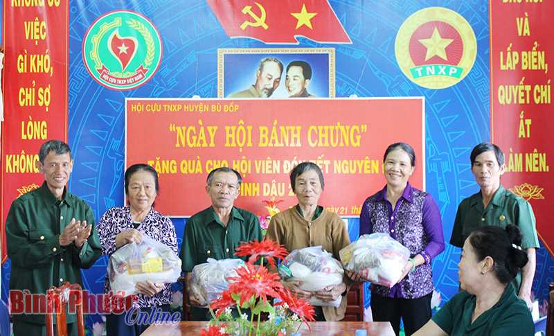 Hội Cựu thanh niên xung phong Bù Đốp tặng bánh chưng cho hội viên