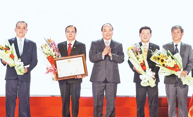 Tỉnh B&igrave;nh Dương đ&oacute;n nhận Hu&acirc;n chương Độc lập hạng Nhất