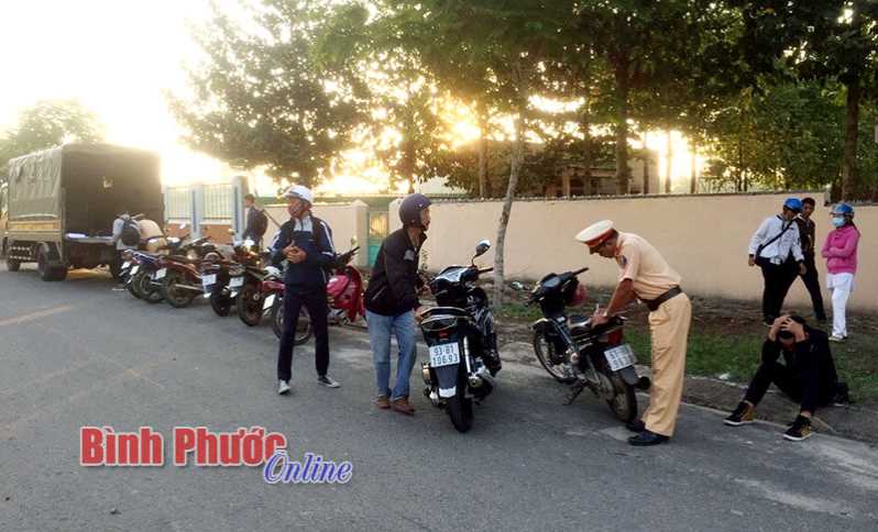 Chơn Th&agrave;nh ra qu&acirc;n xử l&yacute; học sinh vi phạm giao th&ocirc;ng