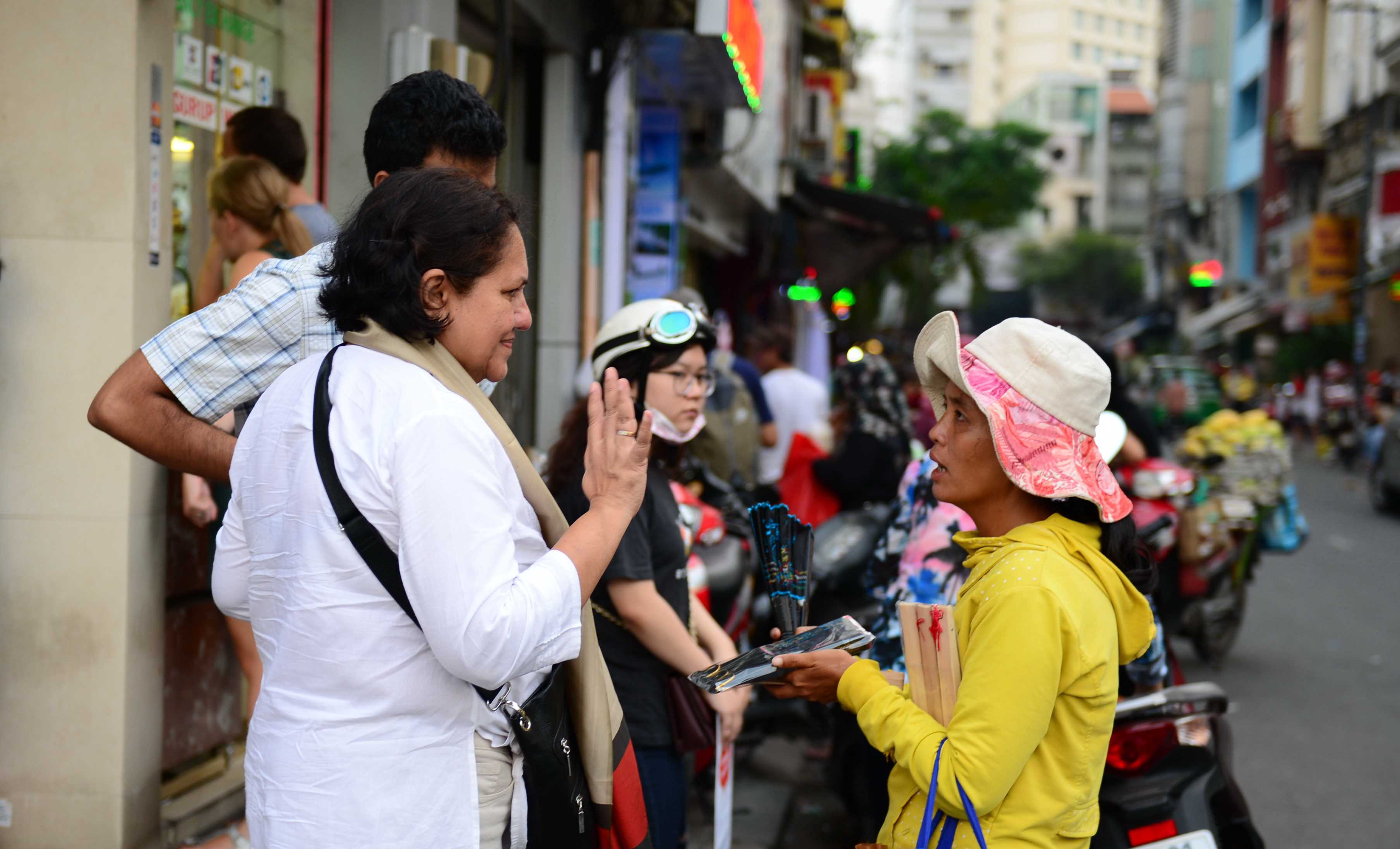 Không chèo kéo, đeo bám, nài ép khách du lịch