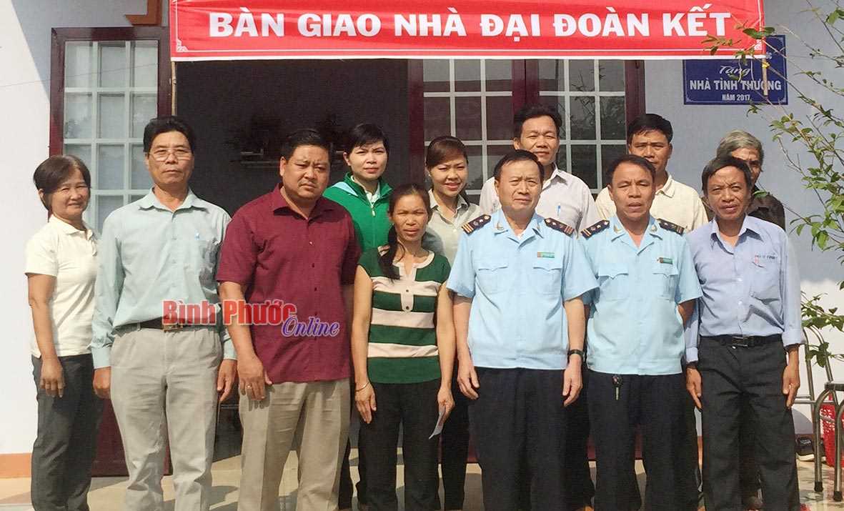 Cục Hải quan Bình Phước trao nhà đại đoàn kết cho hộ bà Lê Thị Doán