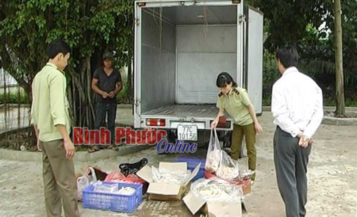 Phát hiện vụ vận chuyển 95kg thịt gà, chim cút hôi thối 