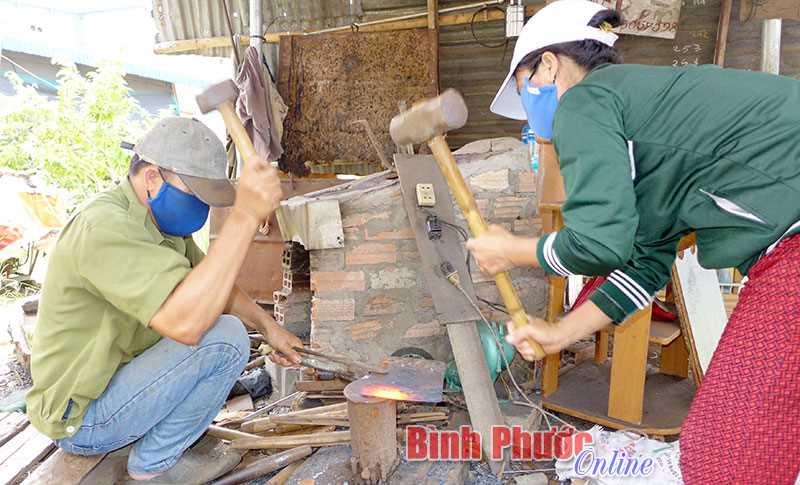 Gần 40 năm “giữ lửa” nghề rèn truyền thống