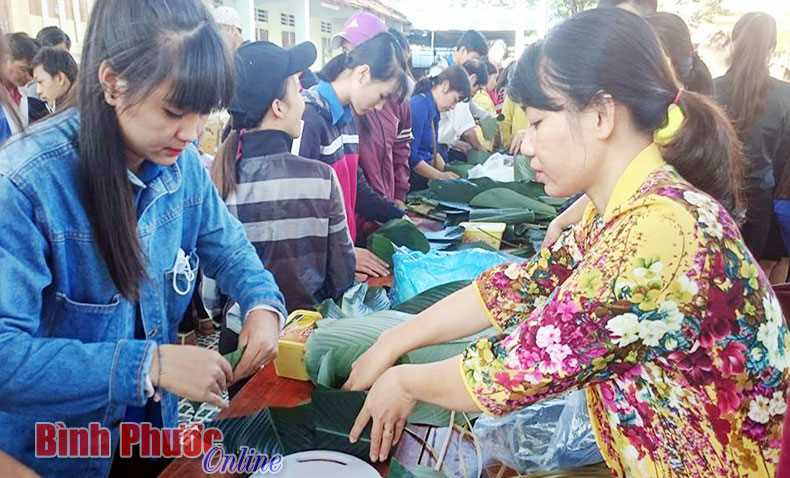 Gây quỹ và làm bánh chưng tặng bạn học nghèo