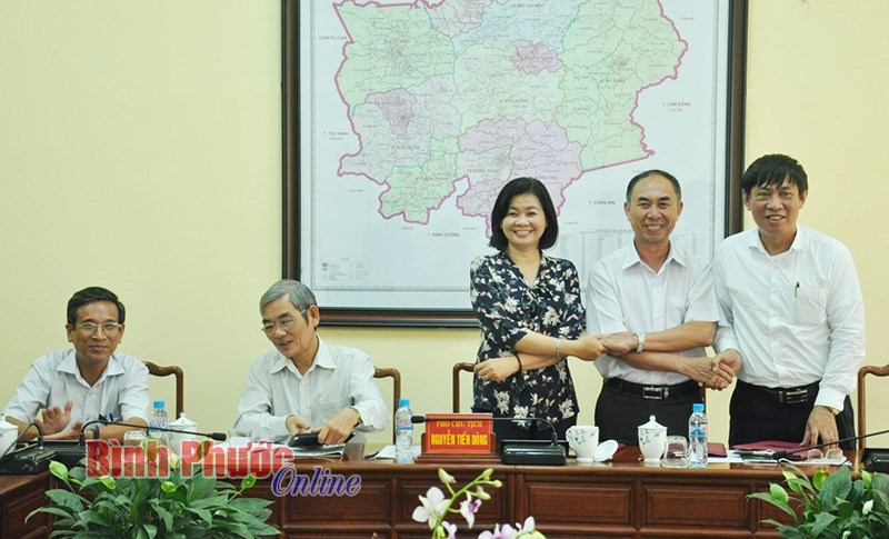 Thỏa thuận hợp t&aacute;c th&ocirc;ng tin giữa UBND tỉnh với B&aacute;o S&agrave;i G&ograve;n giải ph&oacute;ng, B&aacute;o N&ocirc;ng nghiệp Việt Nam