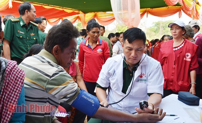 Khám bệnh, cấp thuốc miễn phí cho người dân Campuchia