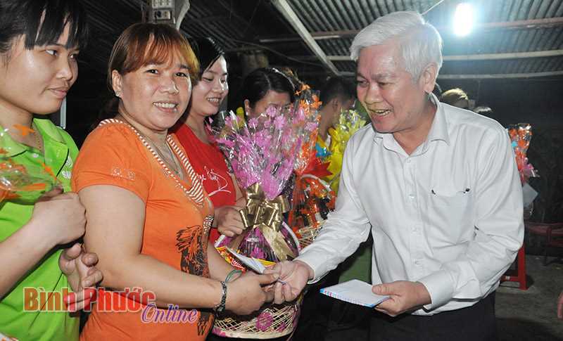 B&iacute; thư Tỉnh ủy thăm, ch&uacute;c tết c&ocirc;ng nh&acirc;n KCN Minh Hưng - H&agrave;n Quốc