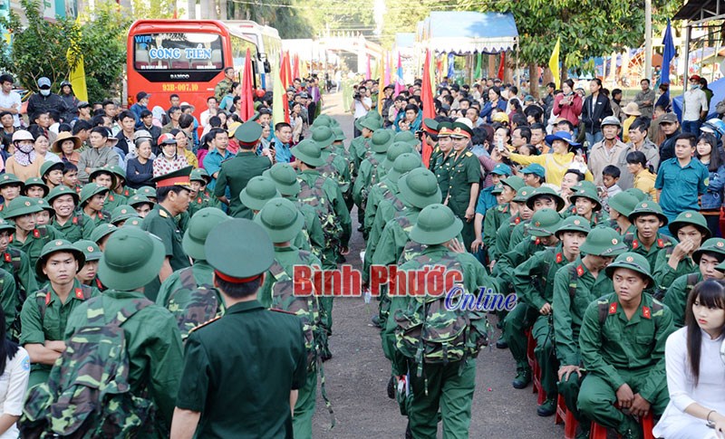 B&igrave;nh Phước s&ocirc;i nổi lễ giao, nhận qu&acirc;n năm 2017