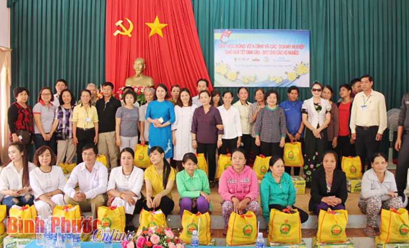 Nguy&ecirc;n Ph&oacute; chủ tịch nước Trương Mỹ Hoa thăm, tặng qu&agrave; tại huyện Hớn Quản