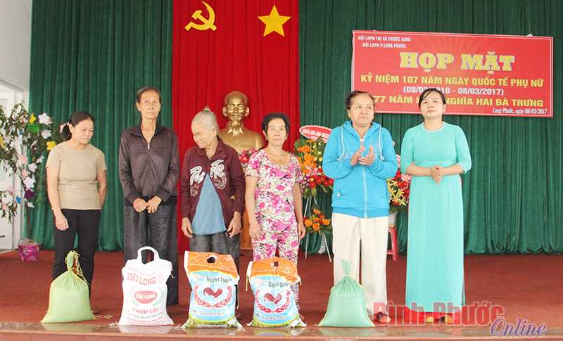 Tặng 220 kg gạo cho phụ nữ nghèo nhân dịp 8-3