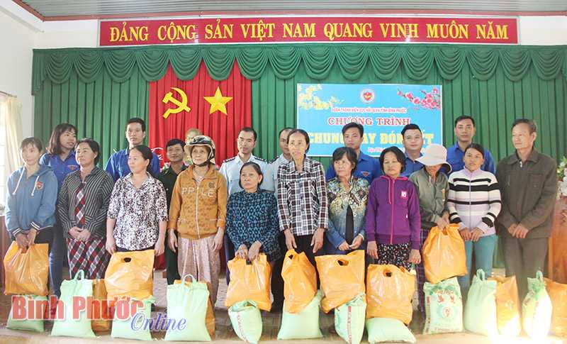 Đoàn khối các cơ quan tỉnh thăm, tặng quà, chúc tết hộ nghèo