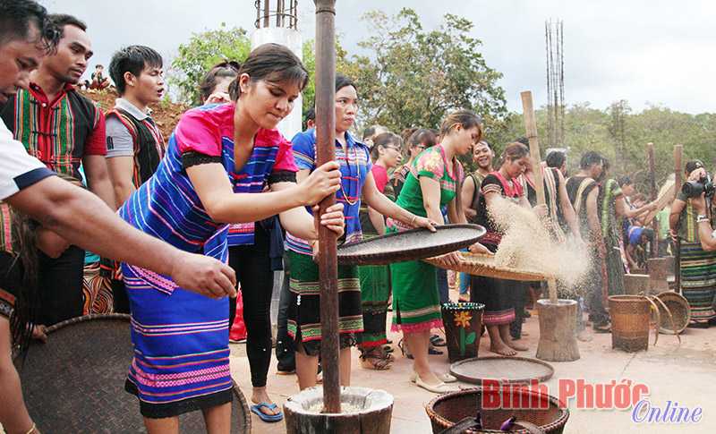 Hoạt động văn h&oacute;a - đ&ograve;n bẩy th&uacute;c đẩy ph&aacute;t triển KT-XH