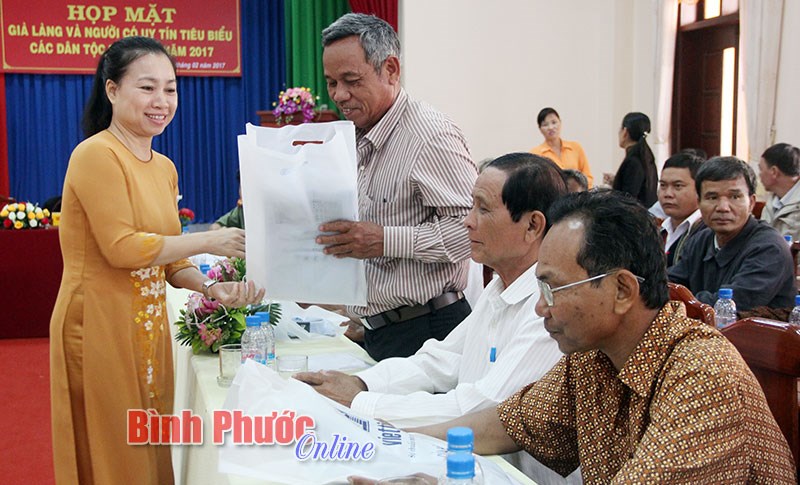 Họp mặt gi&agrave; l&agrave;ng v&agrave; người c&oacute; uy t&iacute;n ti&ecirc;u biểu năm 2017