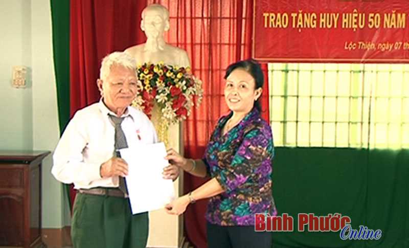 Trao huy hiệu 50 năm tuổi đảng cho đồng ch&iacute; Lương Văn Chương