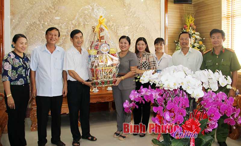 Ph&oacute; b&iacute; thư Thường trực Tỉnh ủy Trần Tuệ Hiền thăm, ch&uacute;c Tết c&aacute;n bộ, nh&acirc;n d&acirc;n thị x&atilde; Phước Long