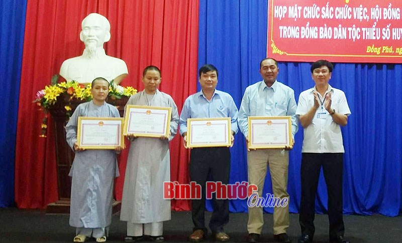 Đồng Ph&uacute;: Gặp mặt chức sắc chức việc, hội đồng gi&agrave; l&agrave;ng, người c&oacute; uy t&iacute;n