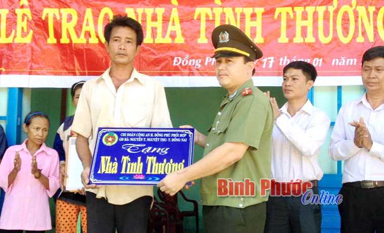 Trao niềm vui đến người nghèo