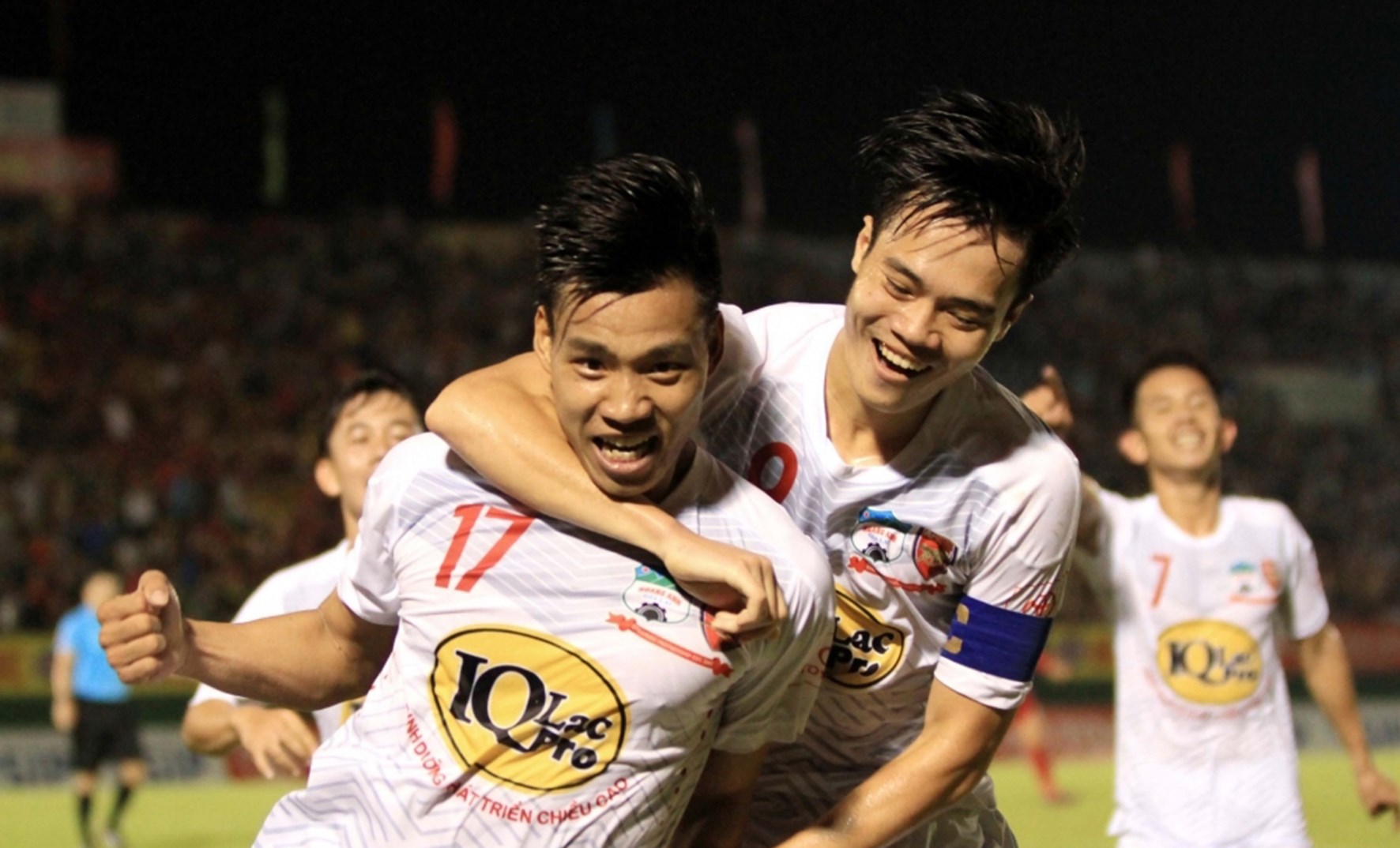 Vòng 6 V-League 2017: Hai thái cực trái ngược của bóng đá Việt Nam