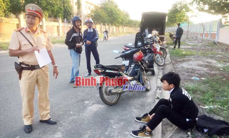 C&ocirc;ng an huyện Chơn Th&agrave;nh: Ra qu&acirc;n xử l&yacute; học sinh vi phạm an to&agrave;n giao th&ocirc;ng