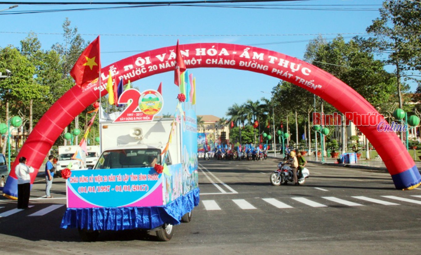 Diễu hành xe hoa “Bình Phước - 20 năm một chặng đường phát triển”