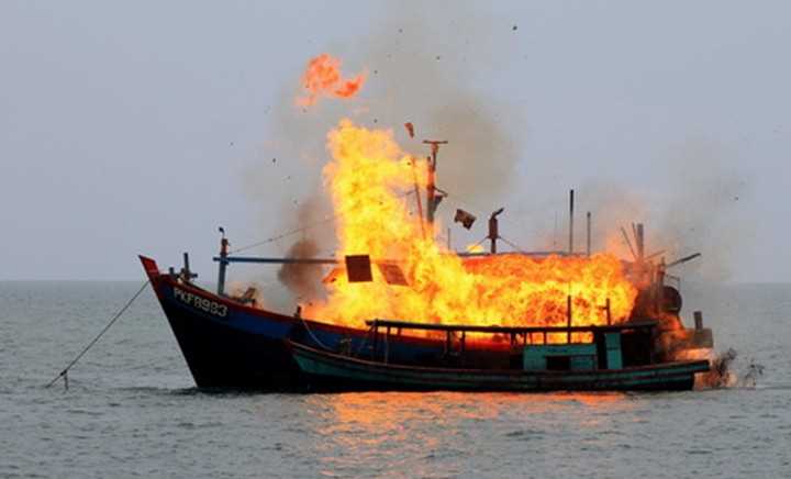 Nổ tàu cá 11 người bị thương, 1 người mất tích