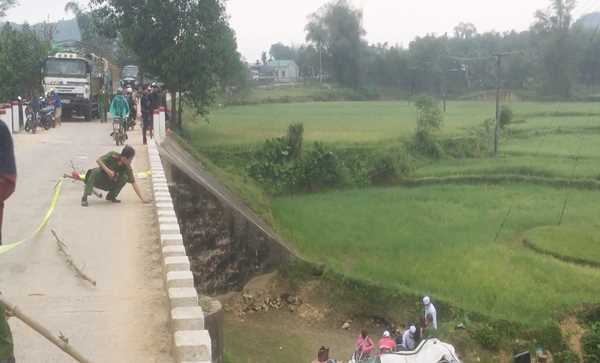 Taxi rơi xuống cầu, 1 người chết, 5 người bị thương 