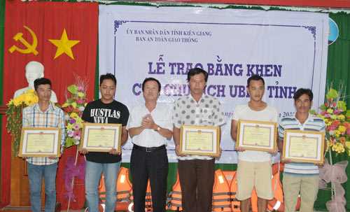 Khen thưởng đột xuất cho 5 ngư nhân cứu người trên biển 