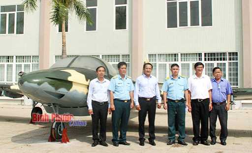 Bảo t&agrave;ng tỉnh tiếp nhận 2 m&aacute;y bay A37 v&agrave; UH-1