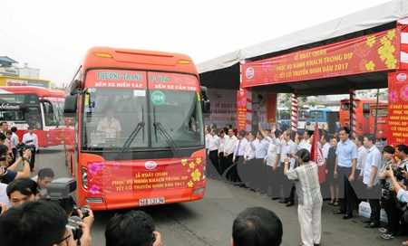 &Ocirc;ng Đinh La Thăng tiễn sinh vi&ecirc;n, c&ocirc;ng nh&acirc;n về qu&ecirc; đ&oacute;n Tết