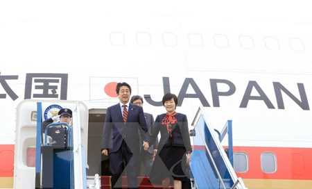 Thủ tướng Abe v&agrave; Phu nh&acirc;n kết th&uacute;c tốt đẹp chuyến thăm Việt Nam