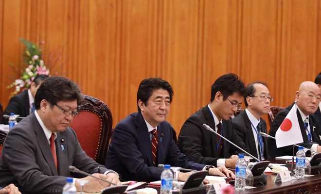 Thủ tướng Nguyễn Xu&acirc;n Ph&uacute;c v&agrave; &ocirc;ng Abe c&oacute; cuộc hội đ&agrave;m ch&iacute;nh thức