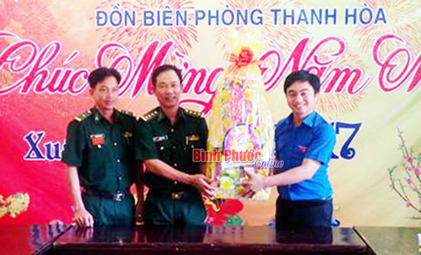 Bí thư Tỉnh đoàn thăm, tặng quà, chúc tết các đồn biên phòng