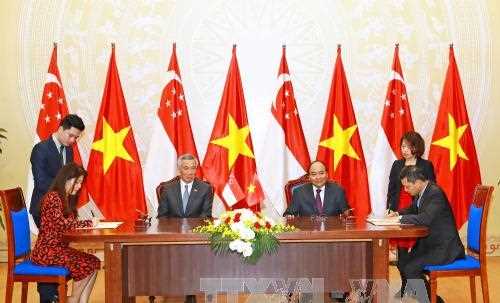 Thủ tướng Singapore L&yacute; Hiển Long v&agrave; Phu nh&acirc;n kết th&uacute;c tốt đẹp chuyến thăm ch&iacute;nh thức Việt Nam